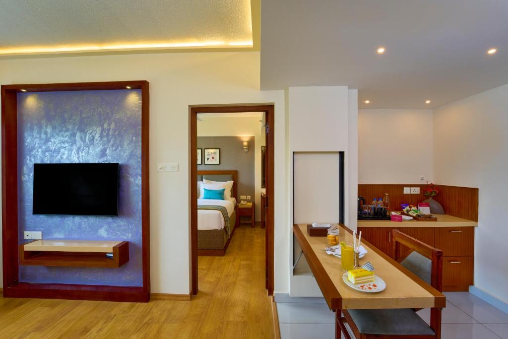 TV a/nebo společenská místnost v ubytování Noah Sky Suites