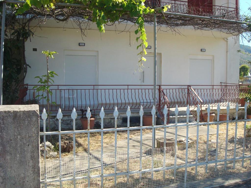 Το κτήριο όπου στεγάζεται  η παραθεριστική κατοικία