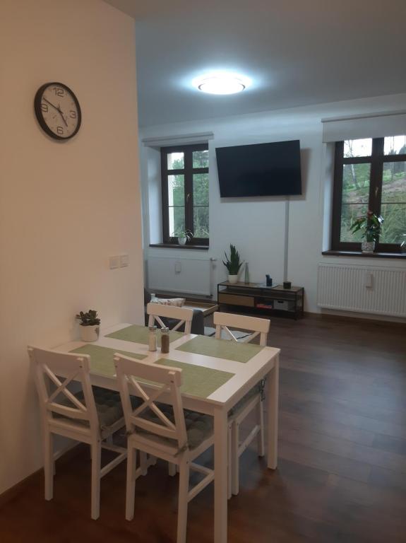 TV a/nebo společenská místnost v ubytování Apartmán Amálie