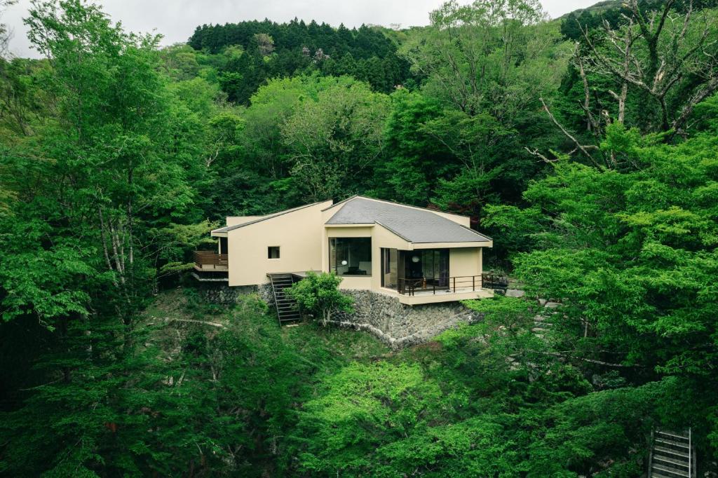 箱根町にあるAKNOT hakone 大涌谷を望むモダニズム建築 東京から90分の森の真ん中にある家