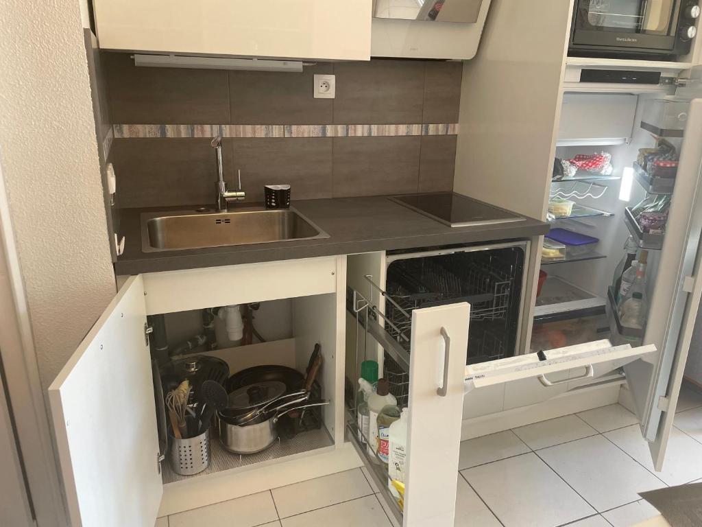 Kuchyňa alebo kuchynka v ubytovaní CANNES Appartement Duplex Piscine VUE Mer WIFI PARKING CLIM
