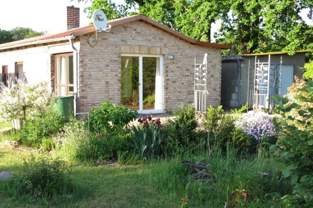 a brick house with a garden in the yard at Ferienhaus Retzow in Rechlin