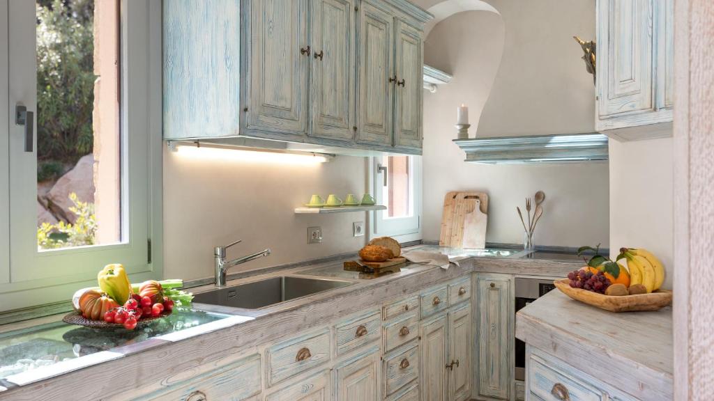 A kitchen or kitchenette at VILLA PADULELLA 8&2, Emma Villas