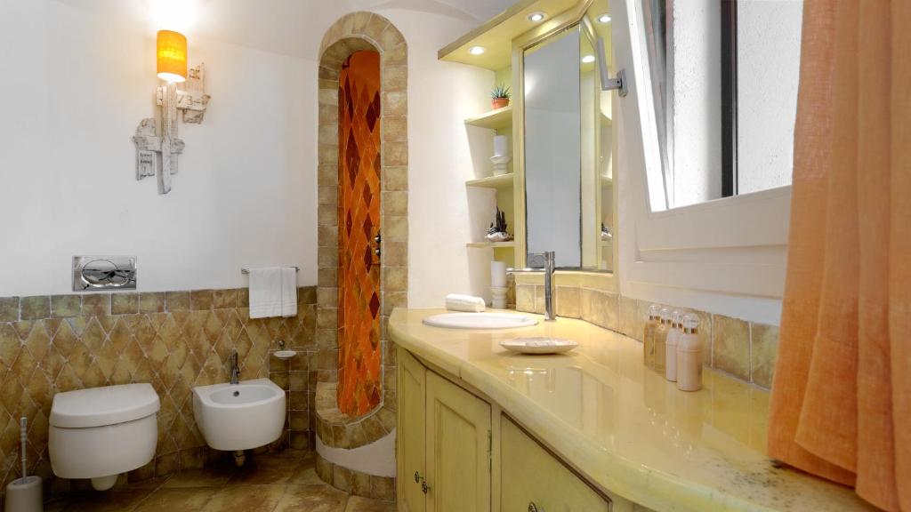 A bathroom at VILLA PADULELLA 8&2, Emma Villas