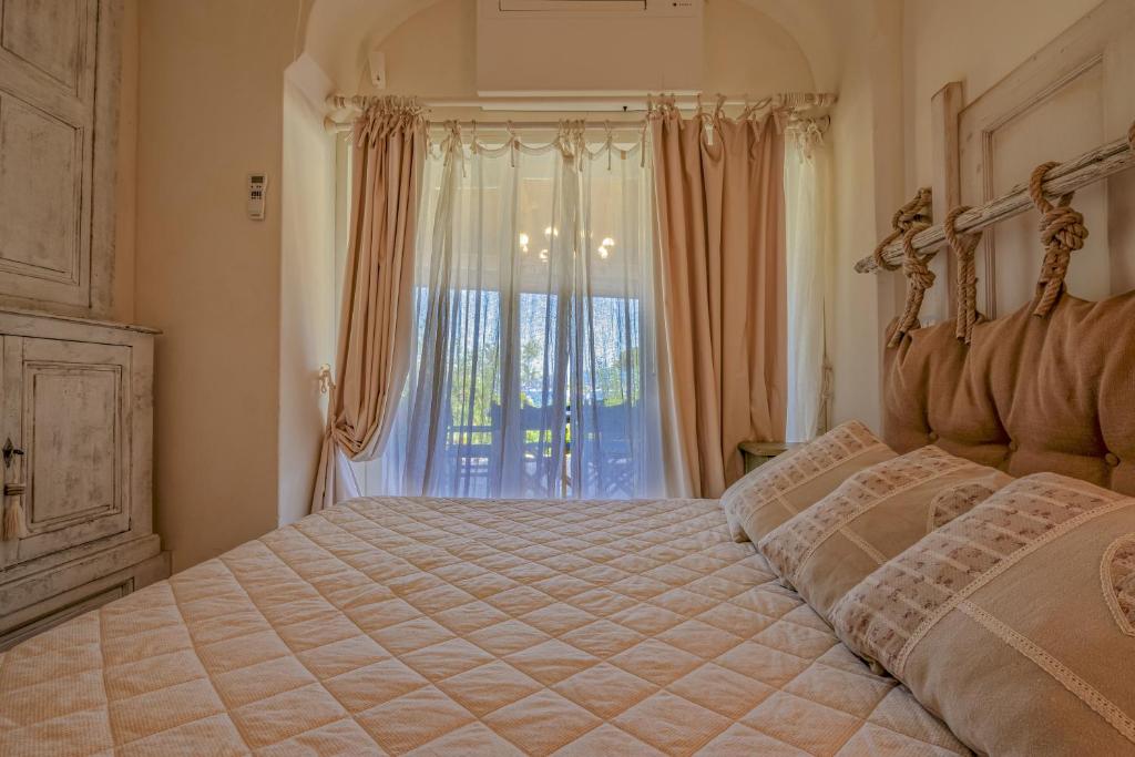 A bed or beds in a room at VILLA PADULELLA 8&2, Emma Villas