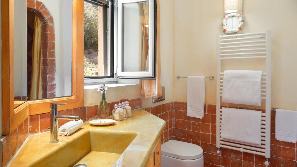 A bathroom at VILLA PADULELLA 8&2, Emma Villas