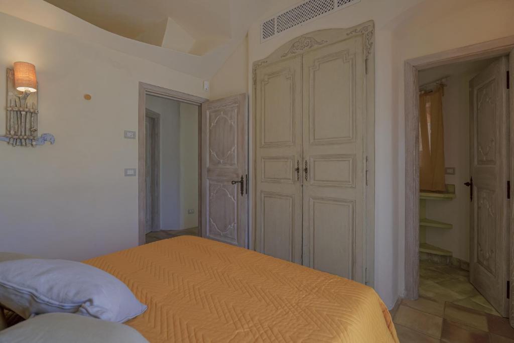 A bed or beds in a room at VILLA PADULELLA 8&2, Emma Villas
