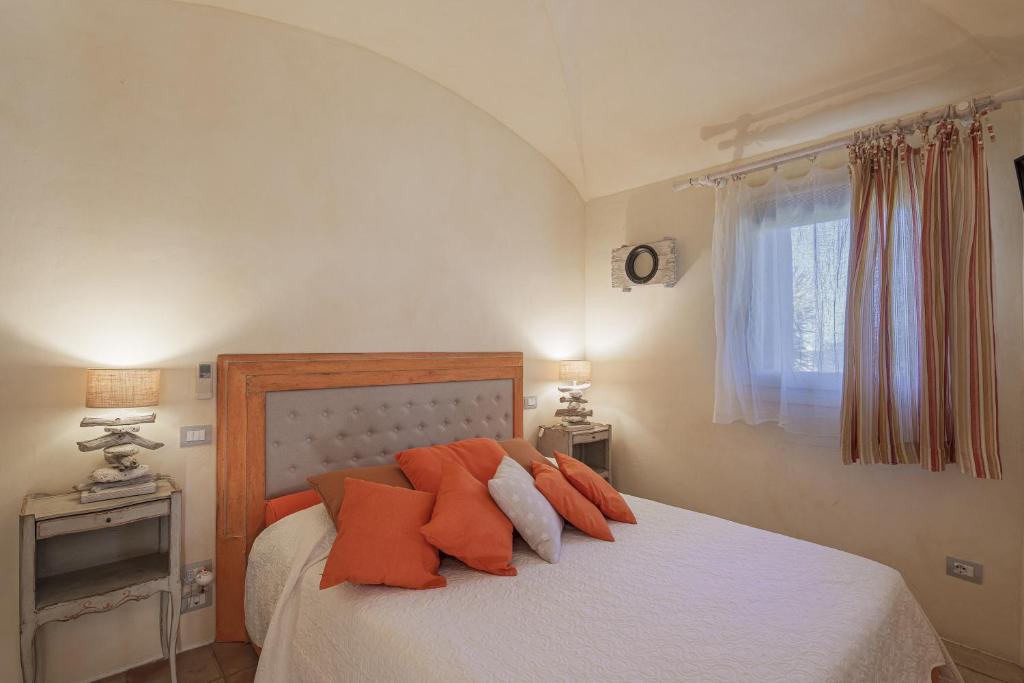A bed or beds in a room at VILLA PADULELLA 8&2, Emma Villas