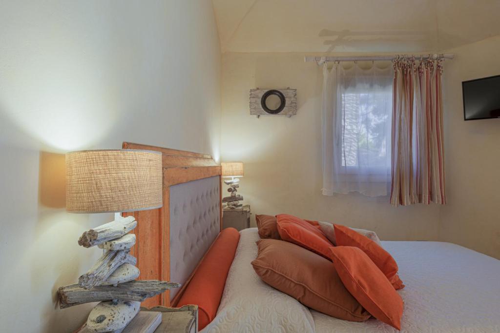 A bed or beds in a room at VILLA PADULELLA 8&2, Emma Villas