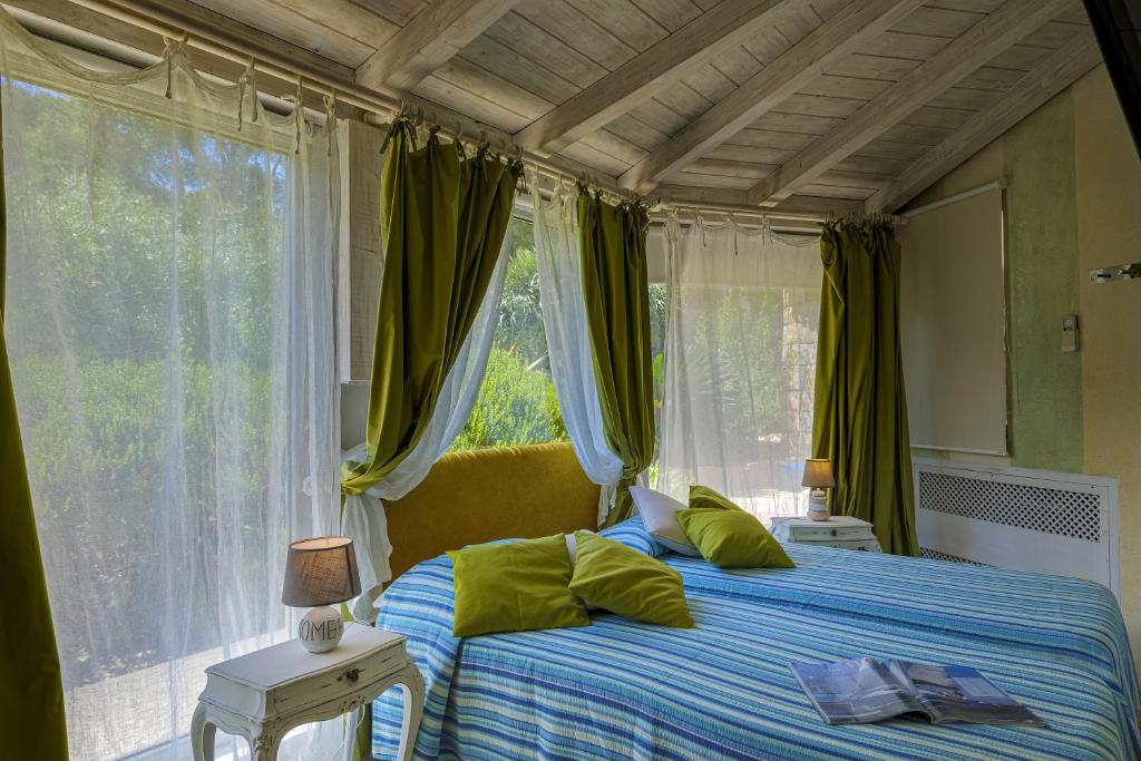 A bed or beds in a room at VILLA PADULELLA 8&2, Emma Villas