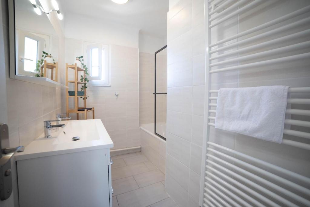 Łazienka w obiekcie VILLA COSYFAMILY PISCINE WIFI 15MIN PLAGE idéal FAMILLE - TopProsConciergerie