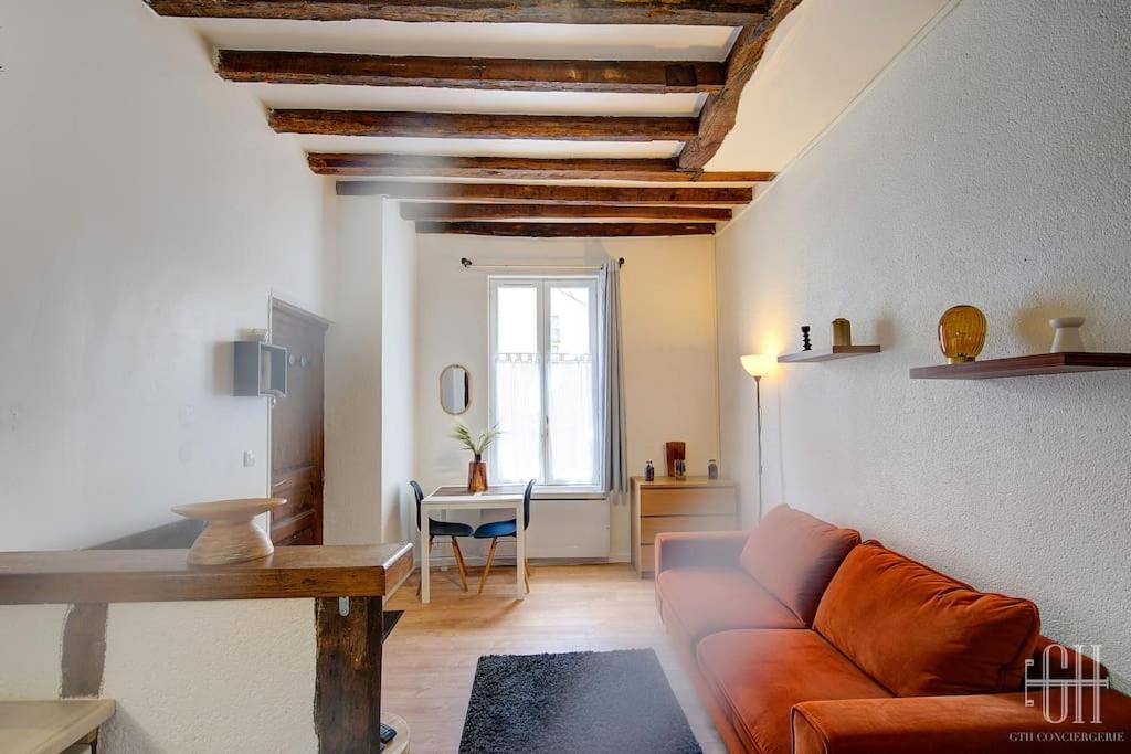 un salon avec un canapé et une table dans l'établissement Le Magnolia - Hôpital Bretonneau, à Tours