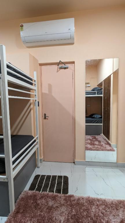 Palanda nebo palandy na pokoji v ubytování Cayzen
