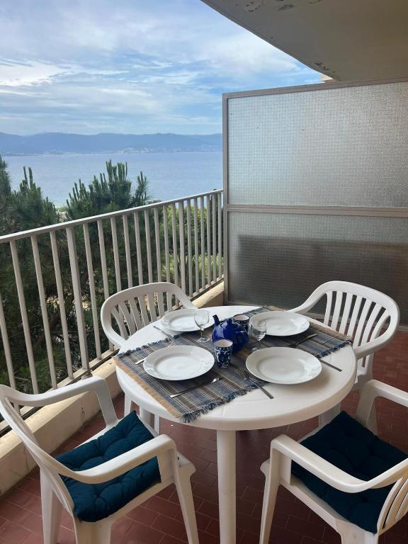 une table et des chaises sur un balcon avec vue sur l'océan dans l'établissement Grand Studio terrasse vue sur mer et parking, à Ajaccio