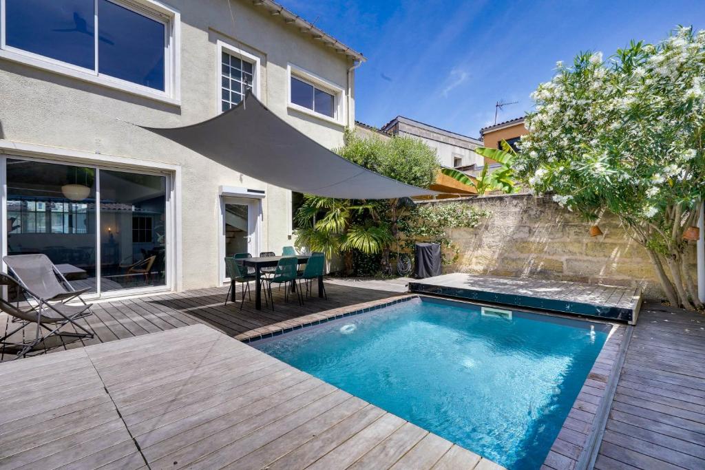 una piscina nel cortile di una casa di La Villa 4 You - Maison avec piscine à Bordeaux a Bordeaux