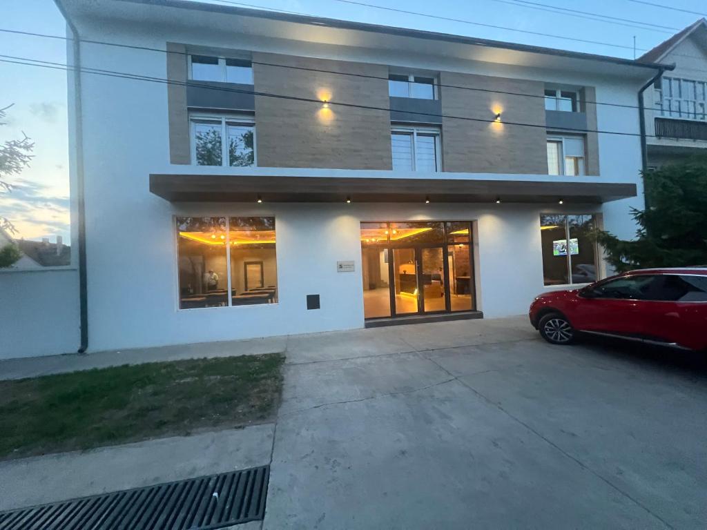 Budova, v ktorej sa apartmánový hotel nachádza