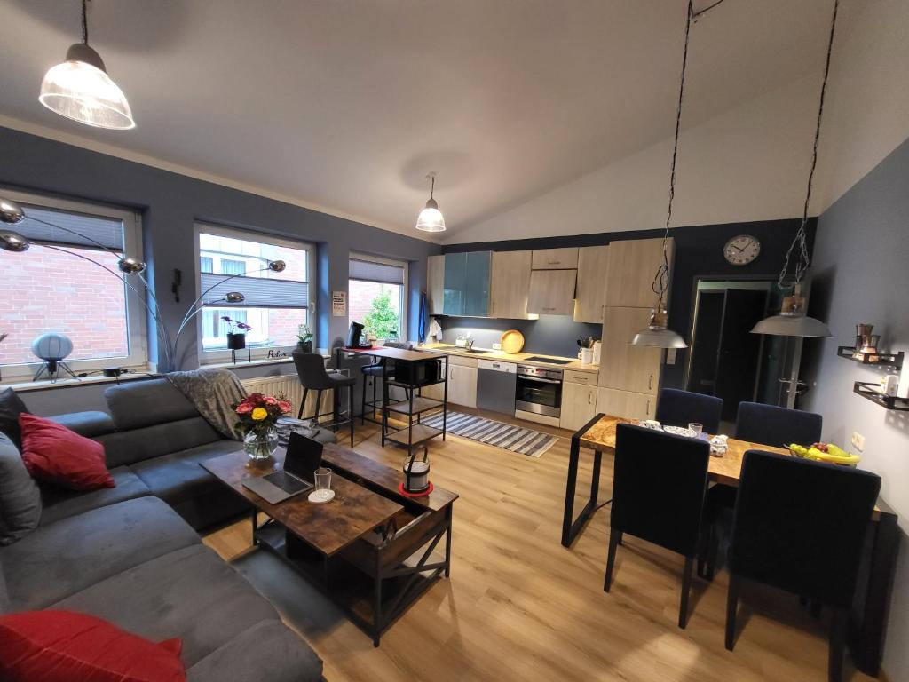 a living room with a couch and a table at Ferienwohnung am Rathenauplatz in Oberhausen