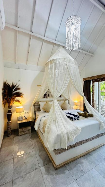 Postel nebo postele na pokoji v ubytování Penida West palm cottage