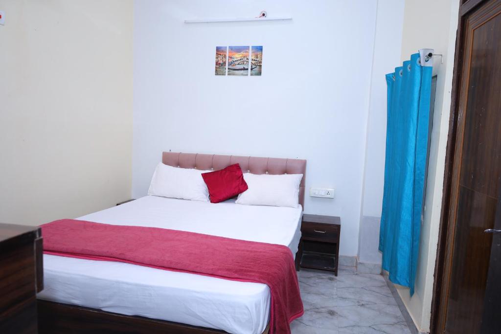 Postel nebo postele na pokoji v ubytování Sia Taj Hotel nearest Taj Mahal Agra