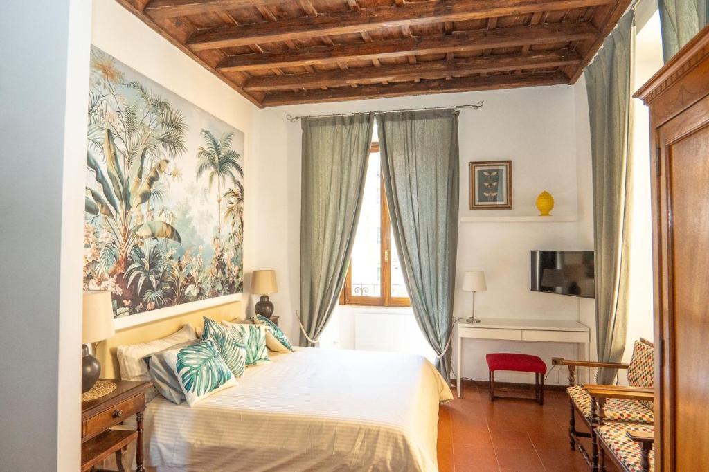 une chambre avec un lit et un tableau au mur dans l'établissement Antuela Pantheon, à Rome