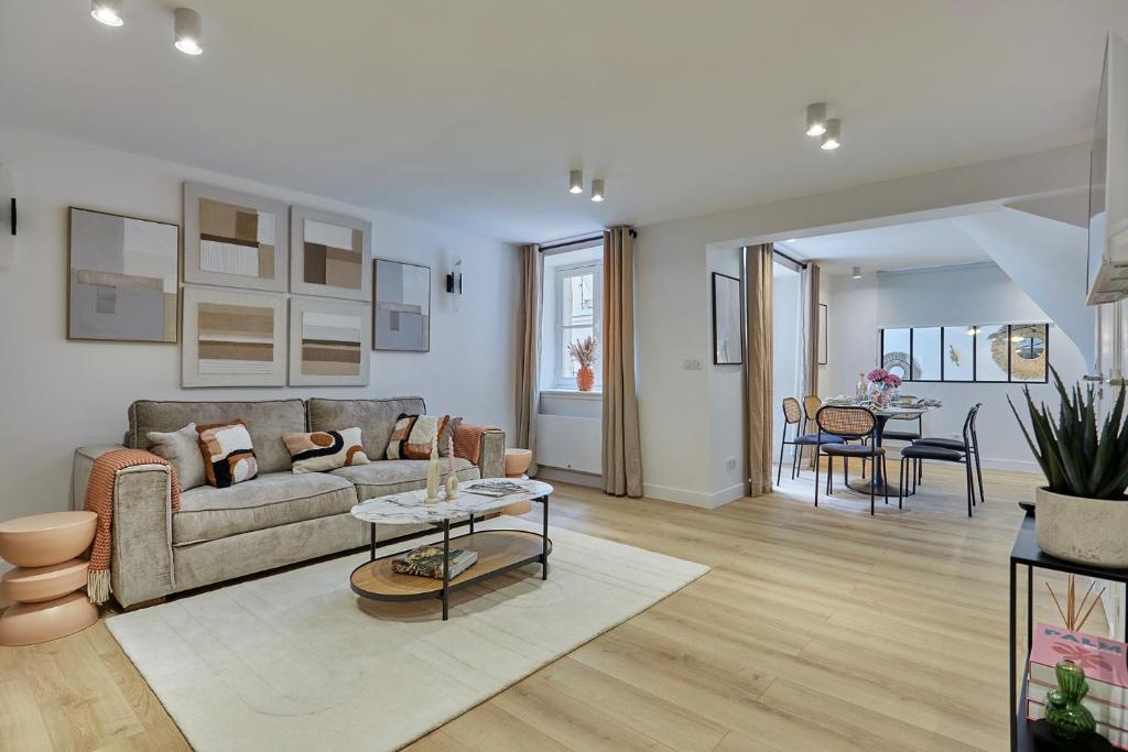 un salon avec un canapé et une table dans l'établissement Superb AC apartment Paris Center Bourse By Studio Prestige, à Paris