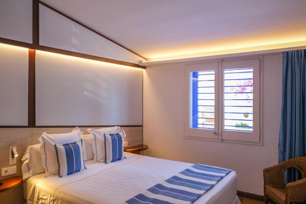 Posteľ alebo postele v izbe v ubytovaní Hotel Blaumar Cadaqués by Fimedhotels