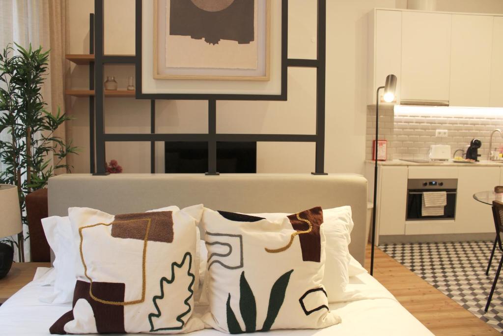 Modern Flat Near Trindade by LovelyStay