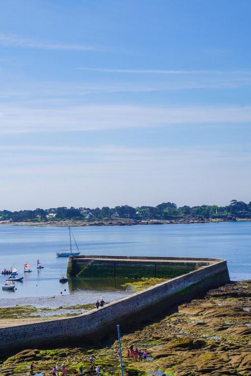 une grande étendue d'eau avec des bateaux. dans l'établissement -PAOLO- Beau T2 avec Vue Mer et Parking, à Concarneau