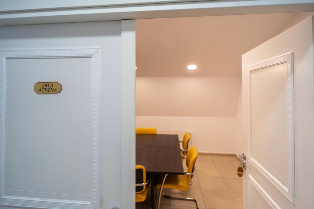 City Hotel Bucharest - Resim 27