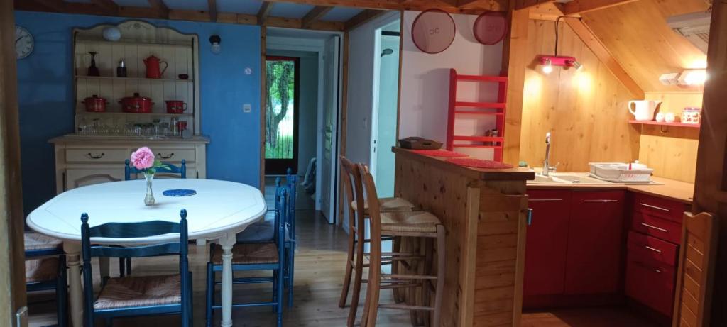 Kuchyň nebo kuchyňský kout v ubytování Gîte du Colombier