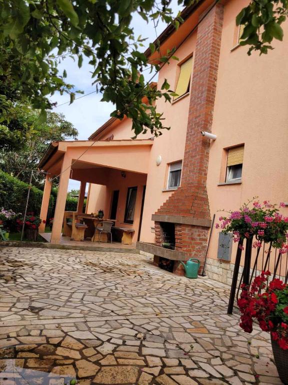 Budynek, w którym mieści się apartament