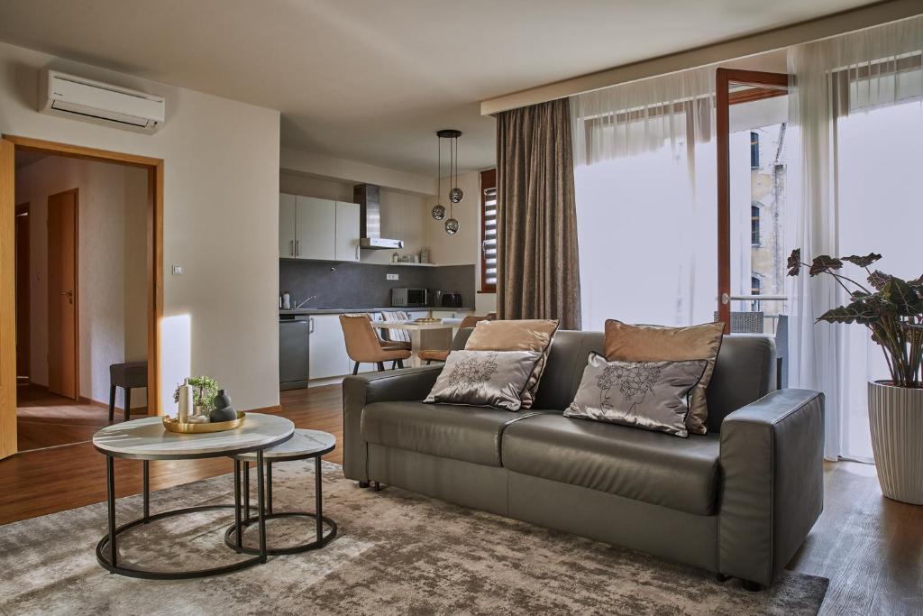 7Seasons Apartments Budapest - Deluxe Three-Bedroom With 2 Bath