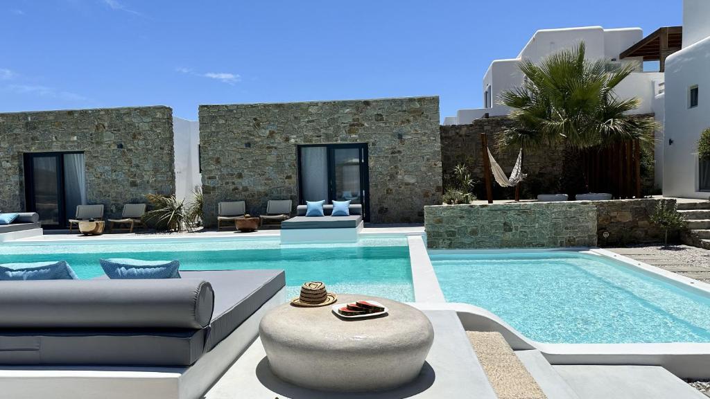 Bazén v ubytování Myconian Theros Luxury Suites nebo v jeho okolí