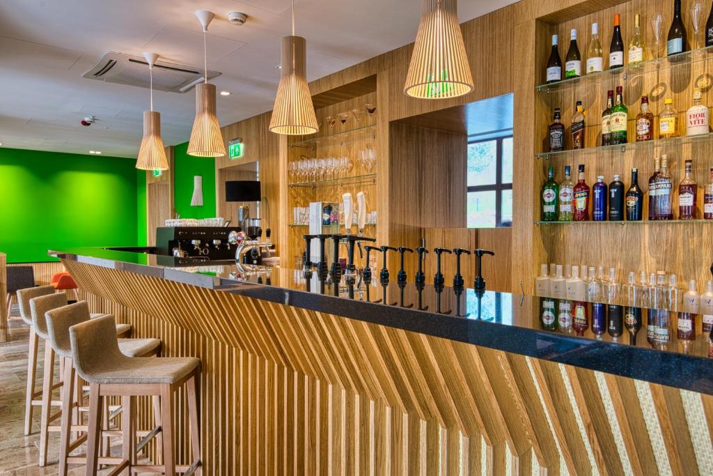 Lounge nebo bar v ubytování Cardoner Hotel és Konferenciaközpont
