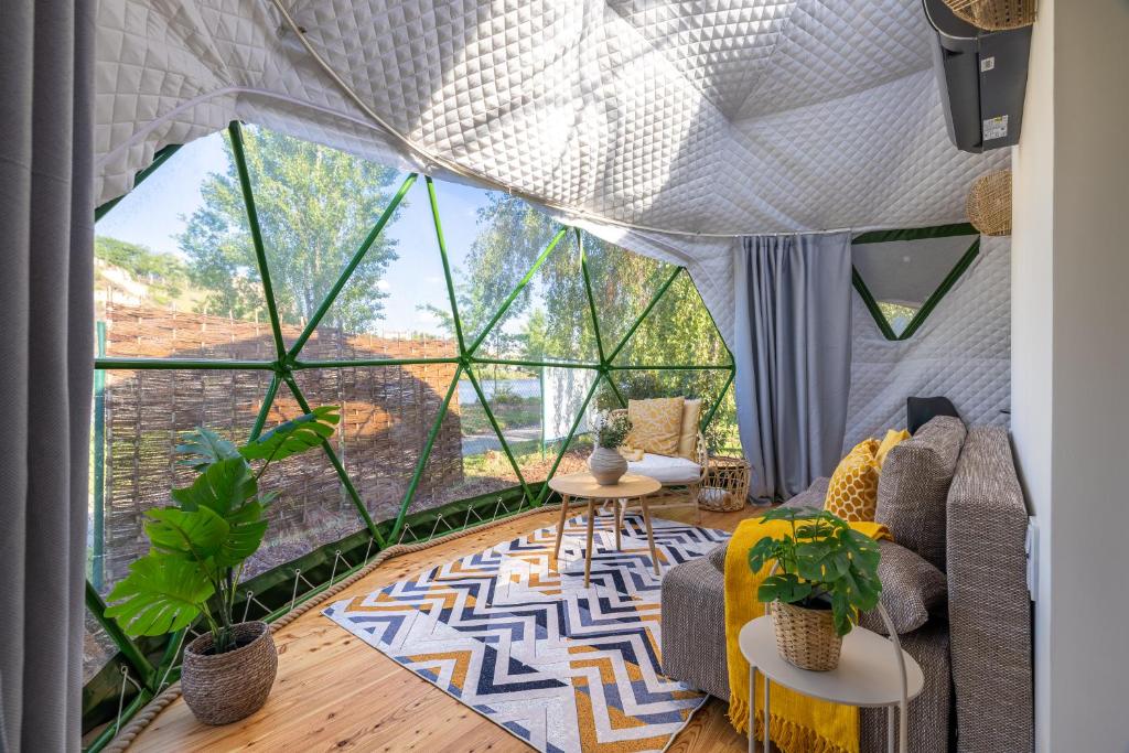 Posezení v ubytování Glamping escape to the stars under Prague skyline