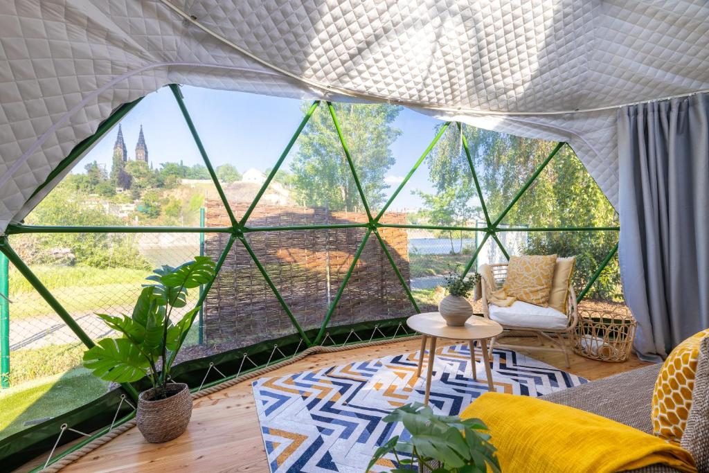 Posezení v ubytování Glamping escape to the stars under Prague skyline
