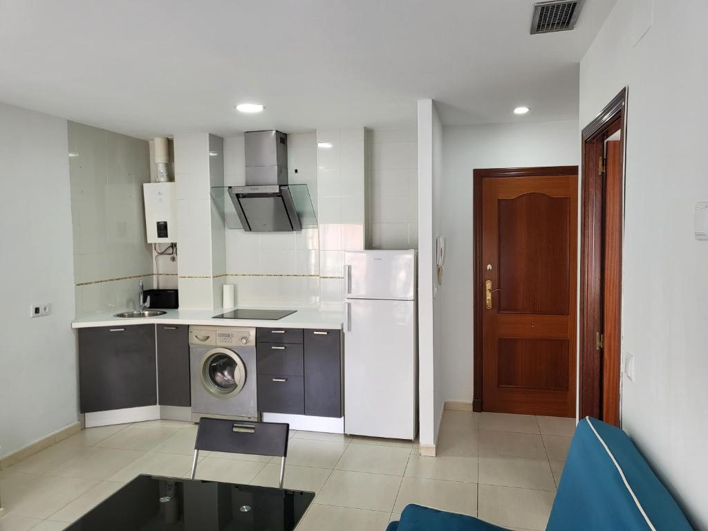 a kitchen with a washing machine and a refrigerator at Casa Andrea in Puerto Real