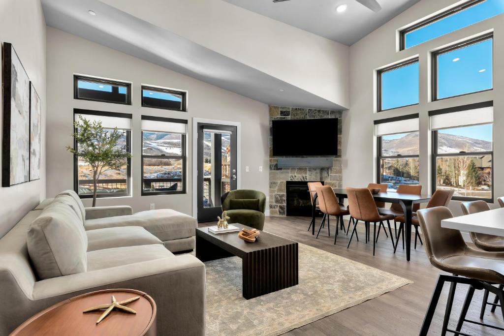 ein Wohnzimmer mit Sofa und Tisch in der Unterkunft New East Deer Valley 1 min, B6302, Luxury 3Br Condo, Park City 10 min in Heber City