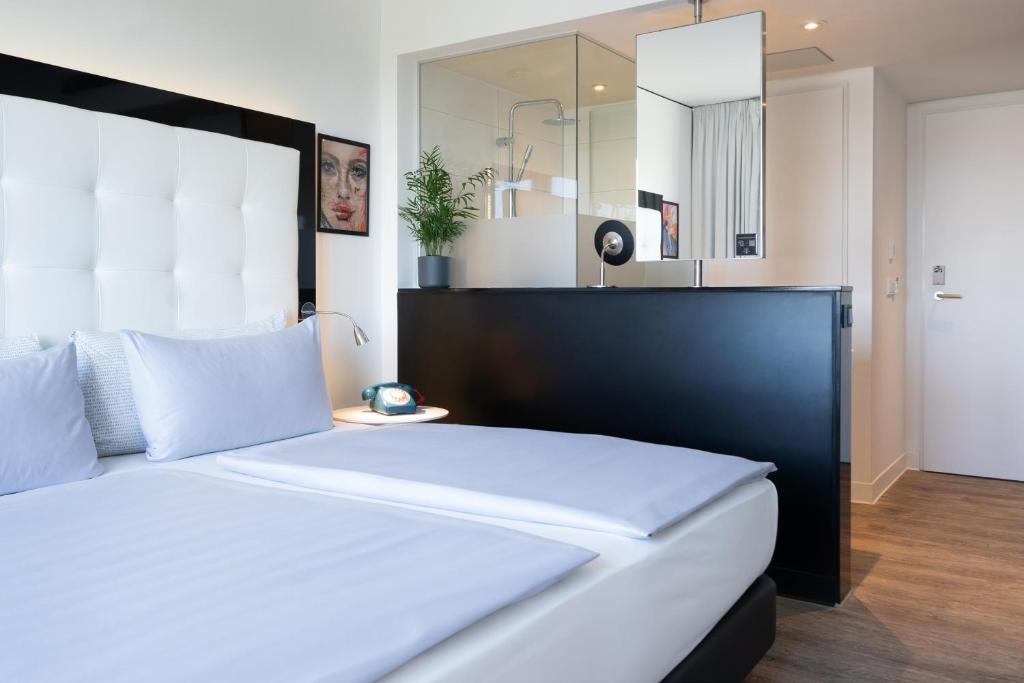 Postel nebo postele na pokoji v ubytování INNSiDE by Meliá Hamburg Hafen