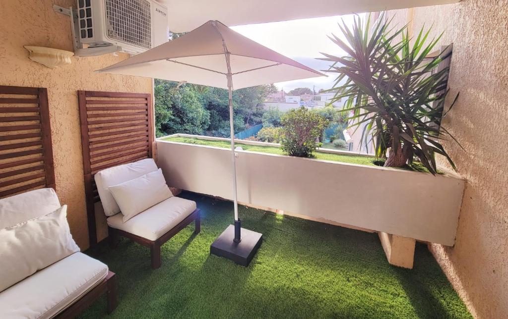 Posezení v ubytování Le Pradet Cosy Beach Apartment, proximité plage à pied