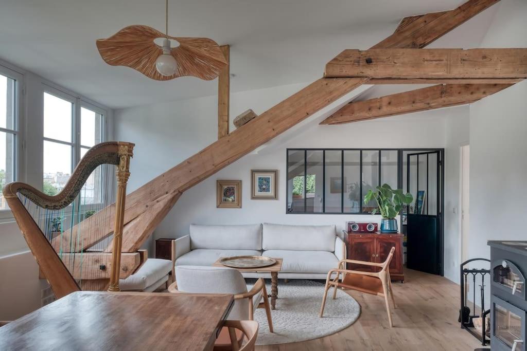 un salon avec un canapé et une table dans l'établissement Les Robinsons de Versailles, central et verdoyant, à Versailles