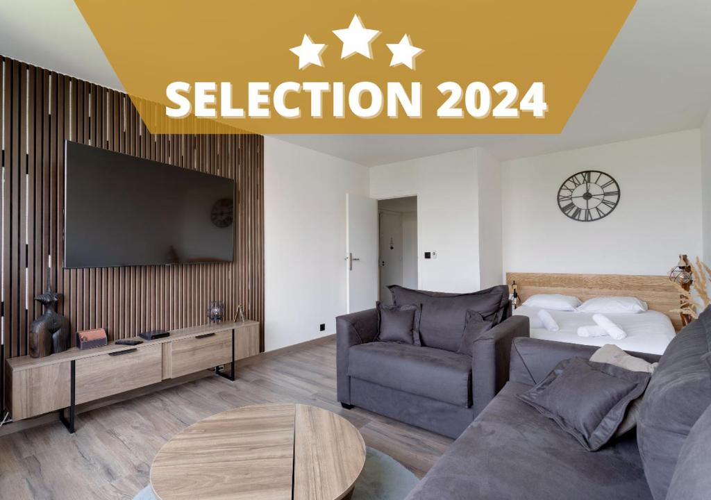 un salon avec un canapé et une télévision dans l'établissement Grand studio proche tram et Stade de France, à Saint-Denis