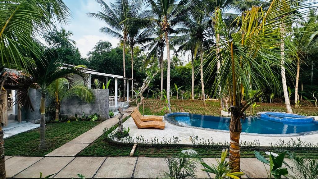 Bazén v ubytování Penida West palm cottage nebo v jeho okolí