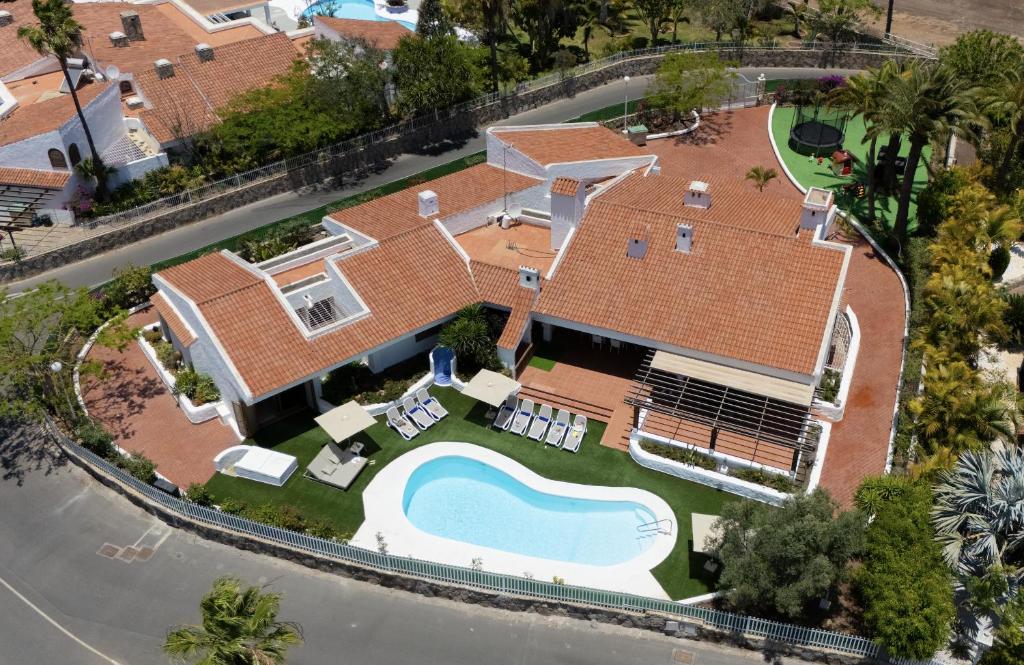 widok z lotu ptaka na dom z basenem w obiekcie CASA GRAN CANARIA - Gran Canaria Stays w mieście Maspalomas