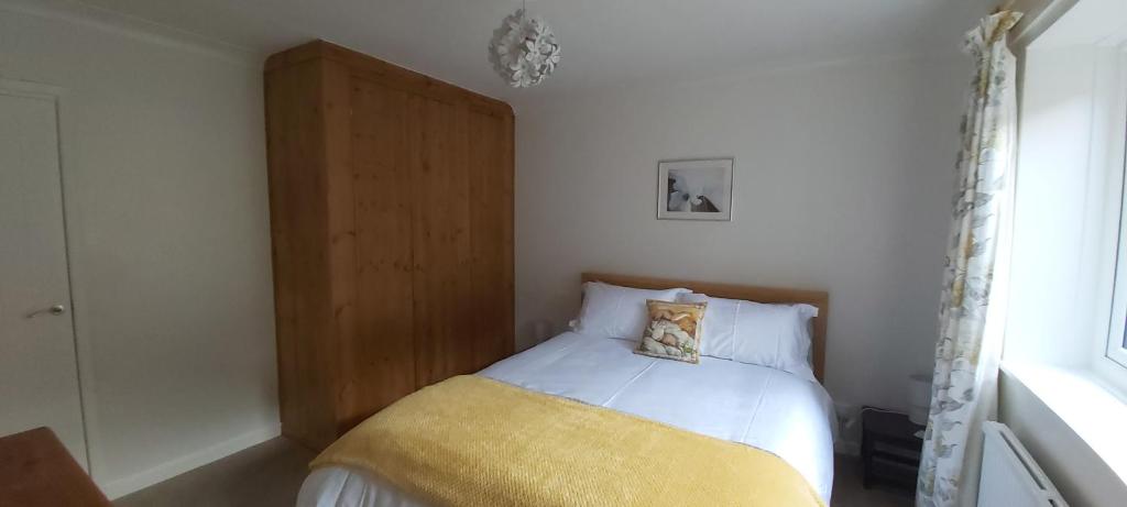 Un pat sau paturi într-o cameră la Willow Cottage 4 bed, cosy stopover, dogs welcome