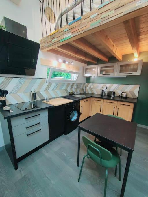 Kuchyň nebo kuchyňský kout v ubytování Tiny House avec jardin et accès piscine chauffée