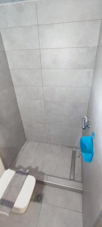 Koupelna v ubytování vasso karidi rooms