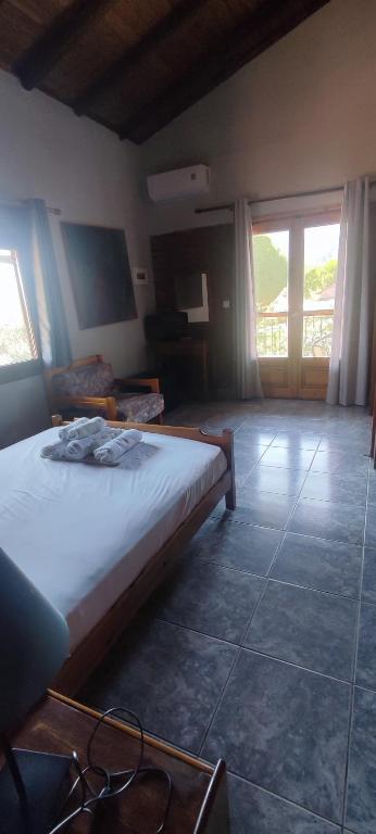 Postel nebo postele na pokoji v ubytování vasso karidi rooms