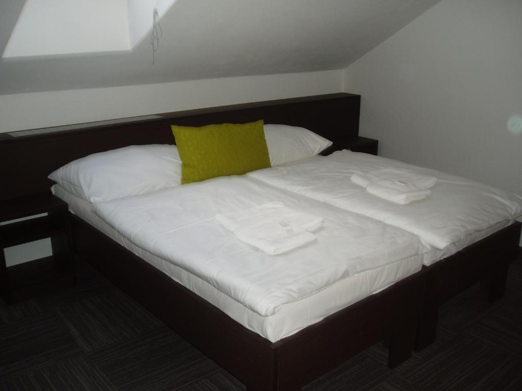 Łóżko lub łóżka w pokoju w obiekcie Hotel Kaskada