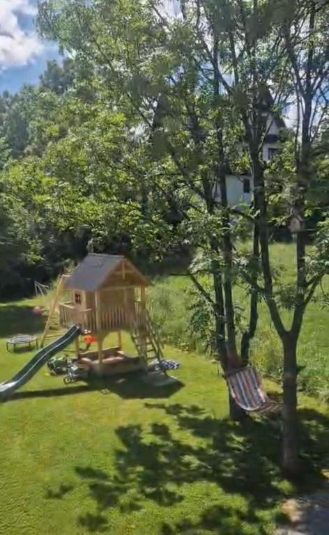 Vonkajšia záhrada v ubytovaní Apartamenty z widokiem - Willa KRÓLE 25A by RentiloPL